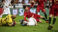 Bintang timnas Portugal, Cristiano Ronaldo dilanggar pada laga kedua kualifikasi Piala Eropa 2020 yang berlangsung di Stadion Da Luz, Lisbon, Senin (27/3). Portugal raih hasil imbang 1-1 kontra Serbia. (AFP/Patricia de Melo)