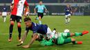 Kiper Feyenoord, Brad Jones, berjibaku dengan pemain MU, Marcos Rojo, pada matchday pertama Grup A Liga Europa, di Stadion Feijenoord, Rotterdam, Jumat (16/9/2016) dini hari WIB. (Action Images via Reuters/Matthew Childs)
