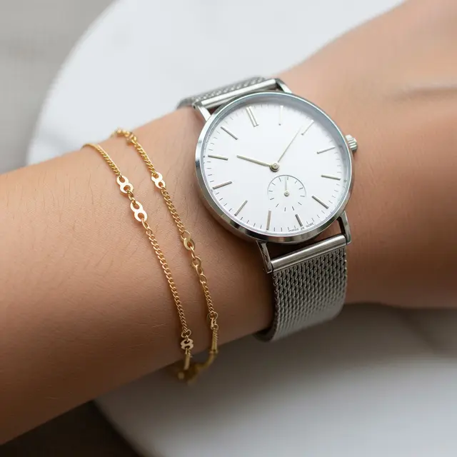 Kombinasi Gelang Emas Tipis dan Jam Tangan Klasik