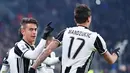 Para pemain Juventus merayakan gol Paulo Dybala (kiri) saat melawan Atalanta pada laga Coppa Italia di Juventus Stadium, Turin (11/1/2017). Juventus menang 3-2. (Alessandro Di Marco/ANSA via AP)