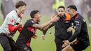 Para pemain dan suporter Bayer Leverkusen merayakannya di lapangan setelah meraih gelar juara Bundesliga 2023/2024 dengan dengan mengalahkan Werder Bremen di BayArena, Minggu (15/4/2024) malam WIB. (AP Photo/Martin Meissner)