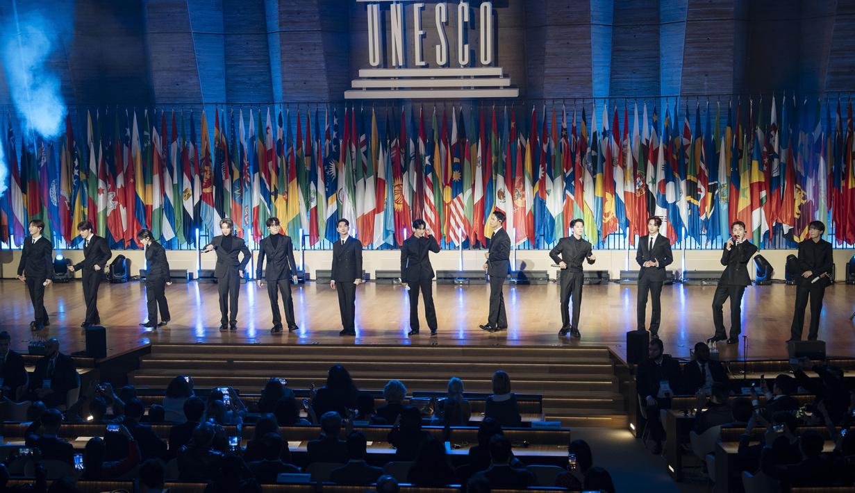 12 anggota Seventeen, kecuali S.Coups menghadiri Unesco Youth Forum. (AP Photo / Lewis Joly)