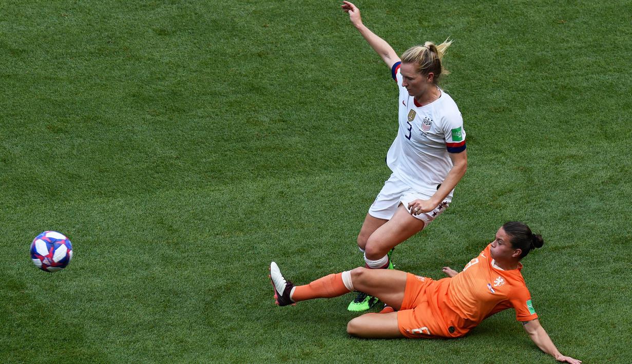 Gelandang Belanda, Sherida Spitse, menekel gelandang Amerika Serikat, Sam Mewis, pada laga final Piala Dunia Wanita 2019 di Stadion Lyon, Lyon, Minggu (7/7). AS menang 2-0 atas Belanda. (AFP/Jean-Philippe Ksiazek)