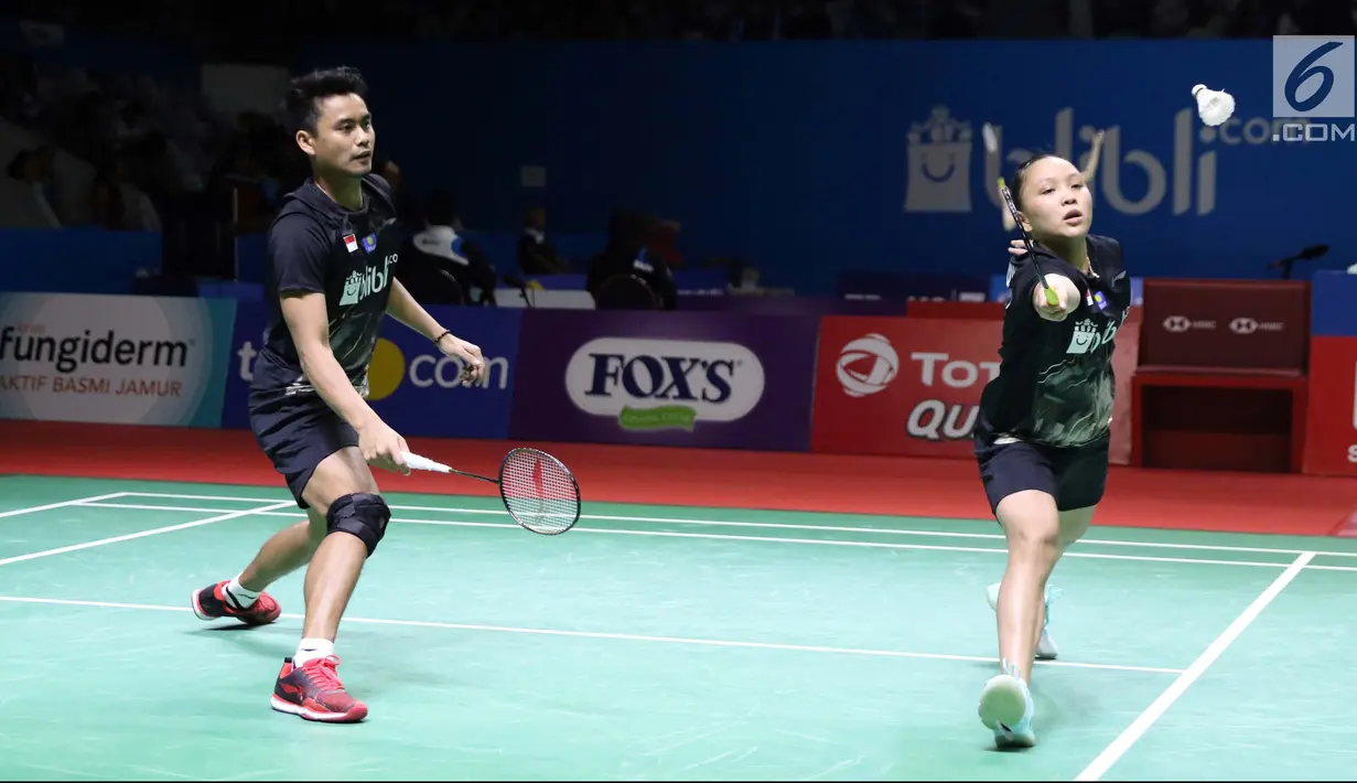 Pebulu tangkis ganda campuran Indonesia, Tontowi Ahmad/Winny Oktavina Kandow saat melawan Satwiksairaj Rankireddy/Ashwini Ponnappa (India) di di Babak 32 besar Indonesia Open 2019 di Istora Senayan, Jakarta, Rabu (17/7/2019). Tontowi/Winny unggul 21-13, 21-11. (Liputan6.com/Helmi Fitrhiansyah)