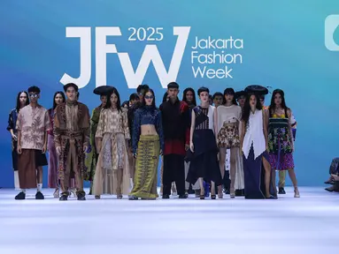 Sejumlah model usai memeragakan busana dalam pembukaan Jakarta Fashion Week (JFW) 2025 di Pondok Indah Mall 3, Jakarta, Senin (21/10/2024). (Liputan6.com/Angga Yuniar)