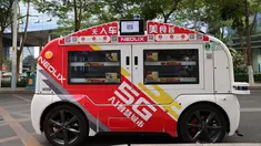 Kendaraan pengantar makanan otonomos terlihat di Taman Inovasi Huli, Xiamen, Provinsi Fujian, China, 6 November 2020. Empat kendaraan pengantar makanan otonomos berteknologi 5G dan kecerdasan buatan (artificial intelligence/AI) baru-baru ini mulai digunakan di taman inovasi itu. (Xinhua/Zeng Demeng)