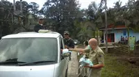 Pemkab Minahasa membagikan masker gratis kepada warga terdampak erupsi Gunung Soputan (Yoseph Ikanubun/Liputan6.com)
