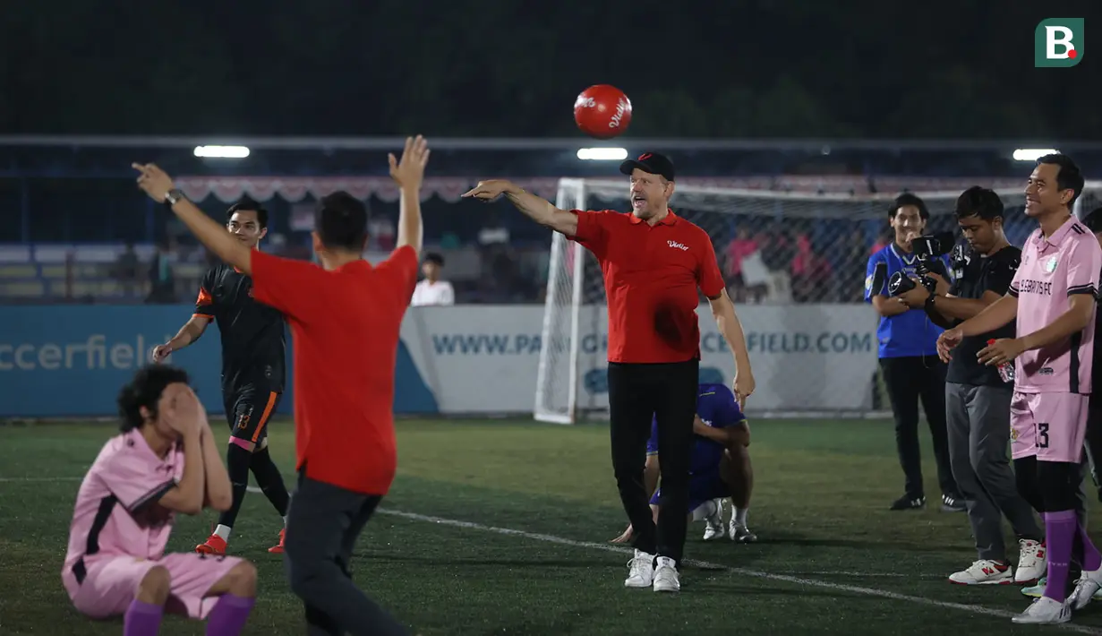 <p>Peter Schmeichel (tengah) dan Raffi Ahmad memperdebatkan tendangan penalti yang dilakukan Bastian Steele saat tantangan tendangan penalti dalam rangkaian acara fun football bersama legenda Manchester United, Peter Schmeichel di Pancoran Soccer Field, Jakarta, Minggu (6/8/2023) malam WIB. (Bola.com/Ikhwan Yanuar)</p>