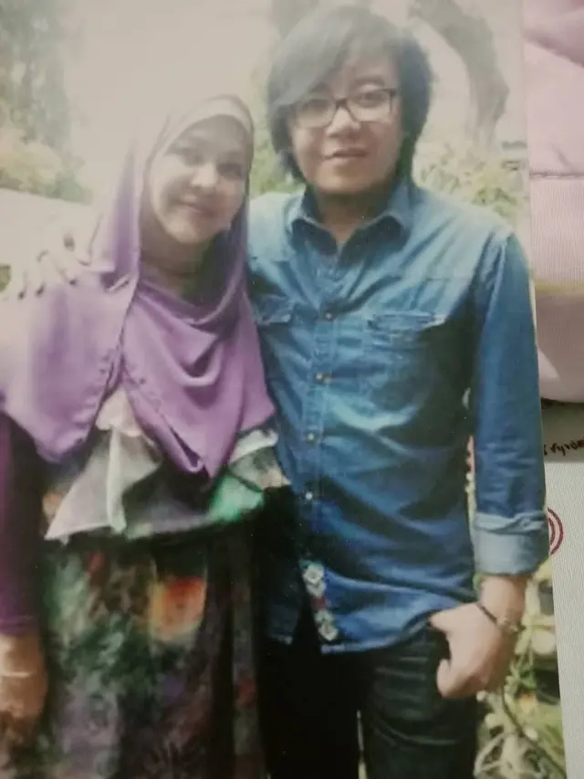 Setia Menemani, Ini 7 Potret Ari Lasso dan Kakak Sulungnya yang Seorang Muslim