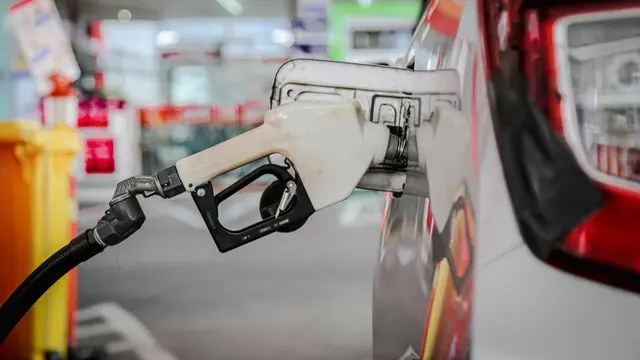 Kendaraan tengah mengisi Bahan Bakar Minyak (BBM) jenis Pertalite yang disalurkan oleh Pertamina Patra Niaga. (Dok Pertamina)