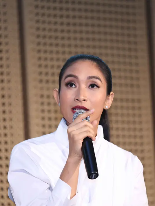 "Saya yang membatasi diri sebelum dibatasi (suami). Karena perempuan kan ada kodratnya, itu enggak bisa kita pungkiri. Waktunya aja yang diatur sekarang mah," tutur Happy Salma di kawasan Thamrin, Jakarta Pusat, Kamis (4/8/2016). (Nurwahyunan/Bintang.com)