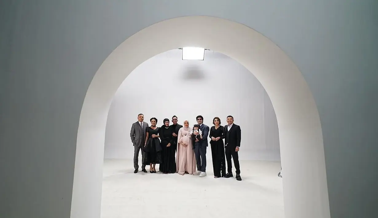 Mana gaya dari keluarga Aurel Hermansyah dan Atta Halilintar di photoshoot kali ini yang jadi favoritmu, Sahabat FIMELA? [Foto: Instagram/genifaruk]