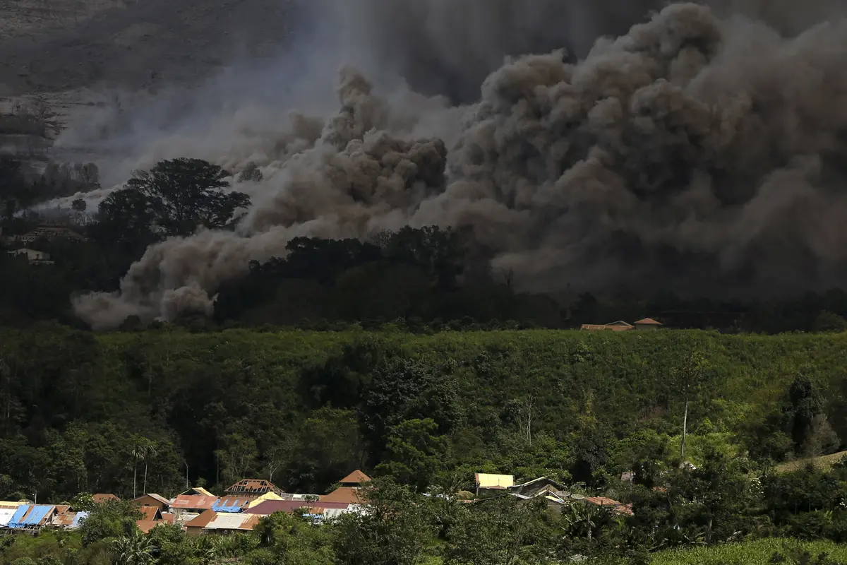 Seramnya Awan Panas Sinabung Selimuti Langit Karo