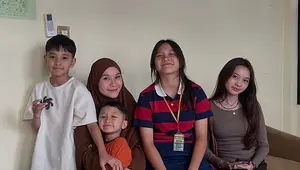 Anak Zaskia Adya Mecca Sekolah dari Rumah Imbas Abu Vulkanik Anak Krakatau