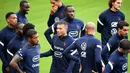 Penyerang Prancis, Kylian Mbappe, mengikuti sesi latihan jelang laga UEFA Nations League di Paris, Senin (7/9/2020). Pemain muda PSG itu akan absen melawan Kroasia karena dinyatakan positif terjangkit COVID-19. (AFP/Franck Fife)