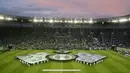 Pertunjukan koreografi sebelum laga final UEFA Conference League 2024/2025 antara Real Betis melawan Chelsea di Tarczynski Arena, Wroclaw, Polandia, Kamis (29/05/2025) dini hari WIB. (AFP/Wojtek Radwanski)