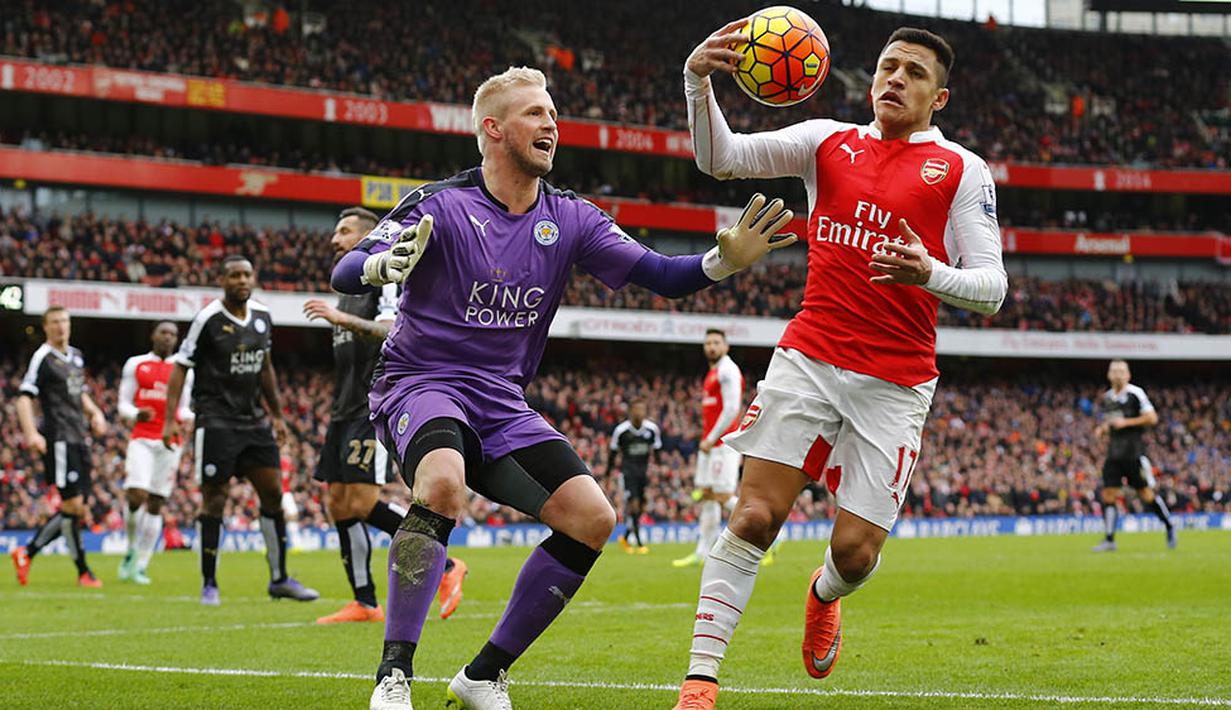 Kiper Leicester, Kasper Schmeichel, menjaga gawangnya dari striker Arsenal, Alexis Sanchez, pada laga Liga Inggris di Stadion Emirates, Inggris, Minggu (14/2/2016). Arsenal berhasil menang 2-1 atas Leicester. (Reuters/Darren Staples)