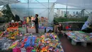 Salah satu lapak di pasar malam yang menyediakan aneka mainan untuk anak, Petamburan, Jakarta, Selasa (10/1). Pasar malam menjadi alternatif belanja golongan menengah ke bawah. (Liputan6.com/Angga Yuniar)
