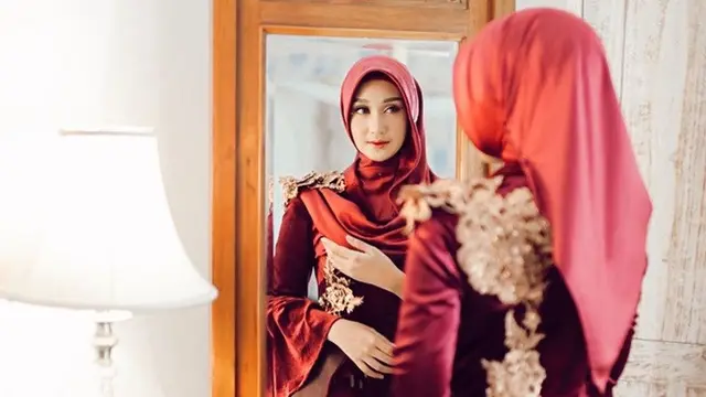 7 Inspirasi Gaya Hijab Saat Lebaran Ala Dian Pelangi, Tetap Stylish