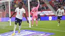 Pemain Inggris Bukayo Saka melakukan selebrasi usai mencetak gol ke gawang Austria pada pertandingan persahabatan di Stadion Riverside, Middlesbrough, Inggris, Rabu (2/6/2021). Inggris mengalahkan Austria dengan skor 1-0. (Lindsey Parnaby, Pool via AP)