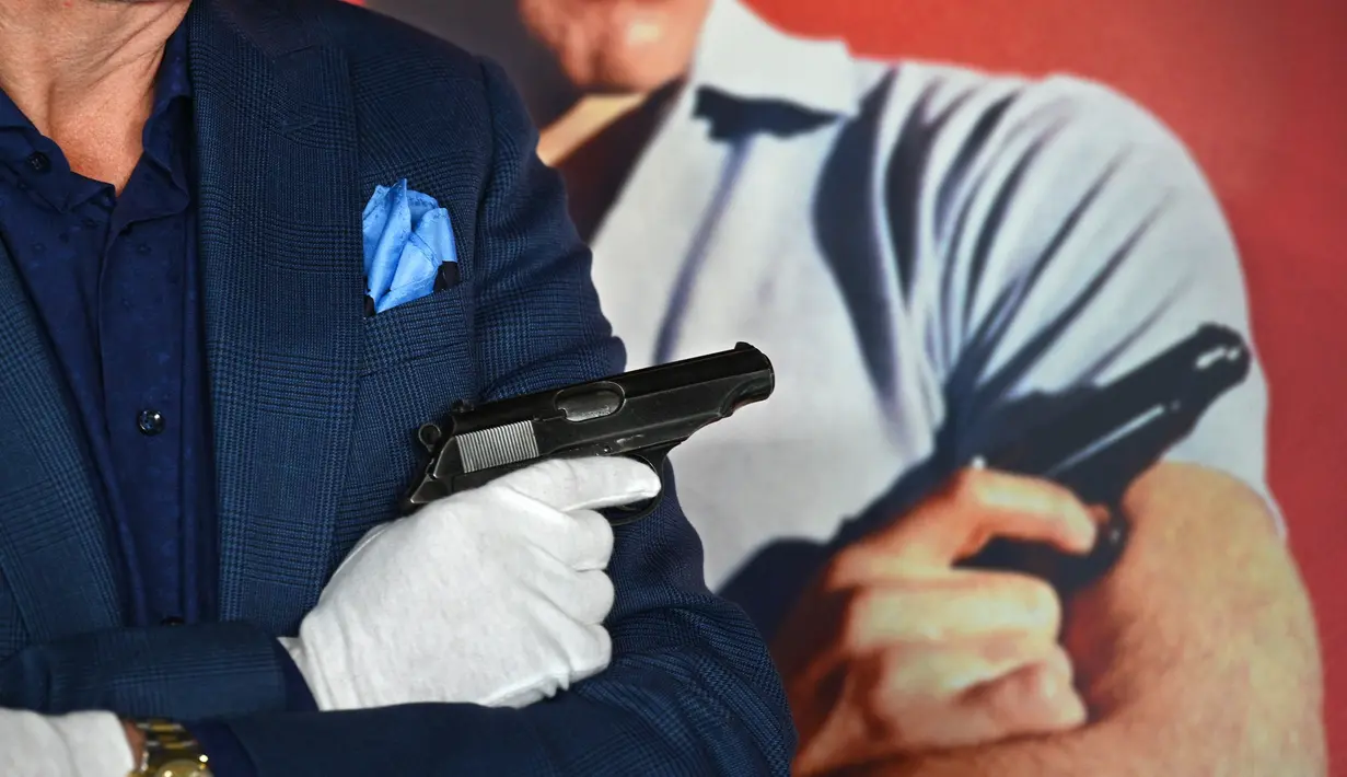 Pistol PP Walther yang digunakan Sean Connery dalam film James Bond pertama, "Dr. No" (1962) saat pratinjau pers di Beverly Hills, California, Selasa (23/11/2020). Properti film itu diperkirakan terjual sekitar Rp2,1 miliar hingga Rp2,8 miliar di Julien's Auctions pada 3 Desember. (Robyn Beck/AFP)