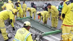 Petugas Dinas Bina Marga membongkar pagar dan sepatator di Jalan Galunggung, Jakarta, Kamis (10/1). Pembongkaran dilakukan guna menghilangkan batas antar jalur sehingga diharapkan dapat mengurai simpul kemacetan. (Liputan6.com/Immanuel Antonius)