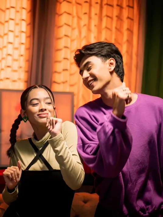 Dalam video klip lagu terbarunya, Aqeela Calista dan J-Rock turut menggandeng model bernama Lorenzo. Chemistry Aqeela dan pria yang akrab disapa Enzo ini juga tak lepas dari sorotan. (Liputan6.com/IG/@aqeelacalista)