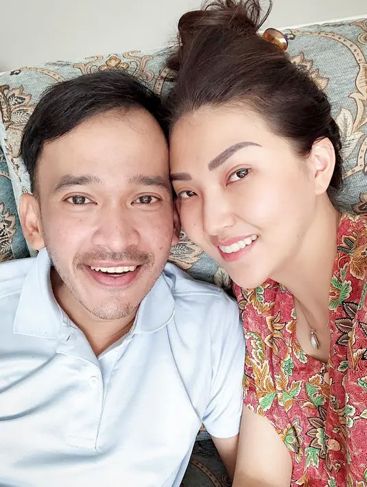 Foto yang diunggah pada Hari Valentine itu disukai oleh ratusan ribu warganet. Kesederhanaan pasangan yang juga pemilik bisnis kuliner Geprek Bensu itu juga banjir pujian. (Instagram/ruben_onsu)