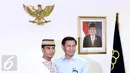 Dirjen HAM Kemenkumham, Mualimin Abdi (kanan) dan pemilik Fresh Laundry, Budi Imam, usai jumpa pers di Jakarta, Senin (10/10). Mualimin dan pemilik jasa laundry kiloan itu sepakat berdamai sehingga gugatan tidak dilanjutkan. (Liputan6.com/Helmi Afandi)
