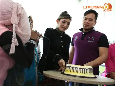 [FOTO] Mesranya Saipul Jamil dan Indah Sari