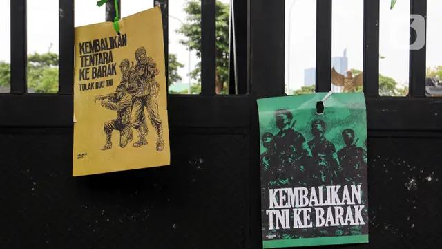 Aksi Bakar Ban Panaskan Unjuk Rasa Menolak Pengesahan RUU TNI Jadi Undang-Undang