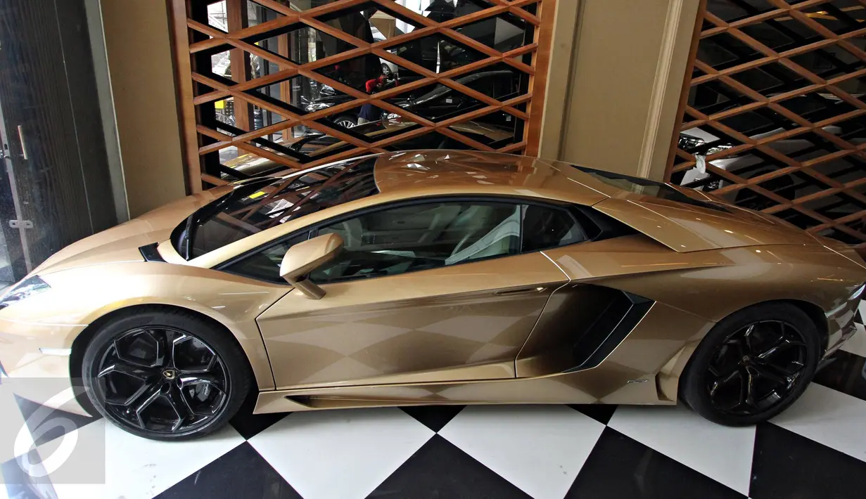 Mobil sport mewah bermerek Lamborghini Aventador yang terparkir di Auto One Cars Boutique, Jakarta, Senin (5/10/2015). Mobil sport mewah tersebut akan dilelang DJKN Kemenkeu dengan nilai limit Rp 8,26 miliar. (Liputan6.com/Immanuel Antonius)