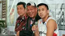Pemain Aspac, Mario Gerungan menjawab pertanyaan wartawan dalam konfrensi pers di Kota Tua, Jakarta, Rabu (16/12). Klub basket M88 Aspac Jakarta berencana menaturalisasi pebasket asal Amerika Serikat jelang kompetisi IBL 2016. (Liputan6.com/Yoppy Renato)