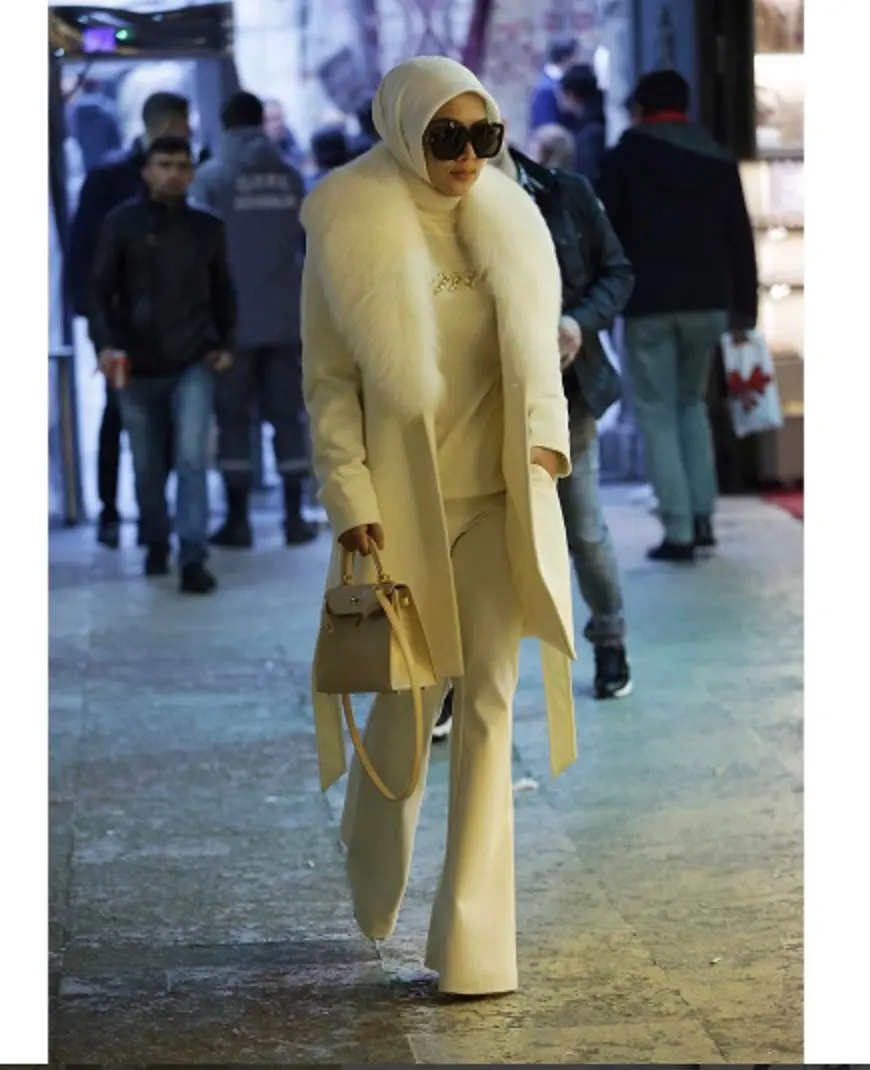 Syahrini mampu memadukan hijab dengan fashion kekinian. (Instagram @princessyahrini)