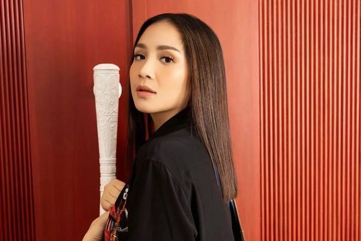 Gaya Nagita Slavina Pakai Cardigan Simple Seharga Motor, Netizen: Mirip Cardigan di Pasar