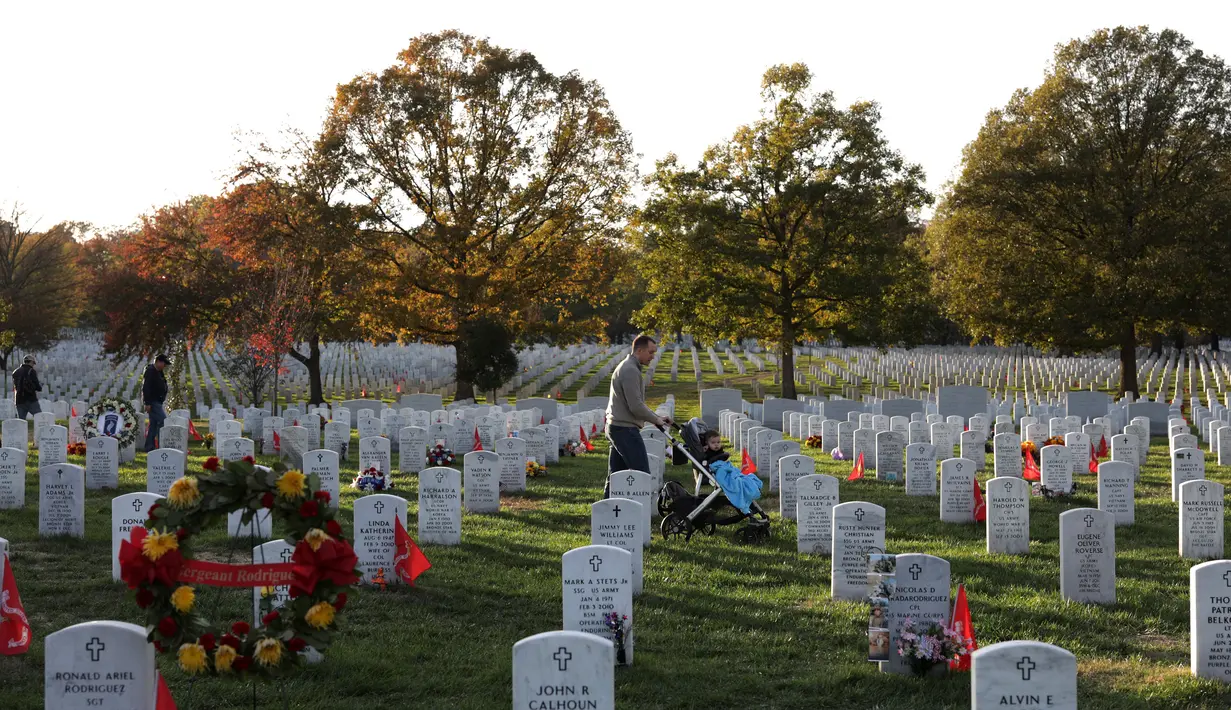 Warga mengunjungi Pemakaman Nasional Arlington saat peringatan Hari Veteran, Arlington, Virginia, AS, Senin (11/11/2019). Rakyat AS memperingati Hari Veteran untuk menghormati mereka yang pernah bertugas di militer AS. (Alex Wong/Getty Images/AFP)