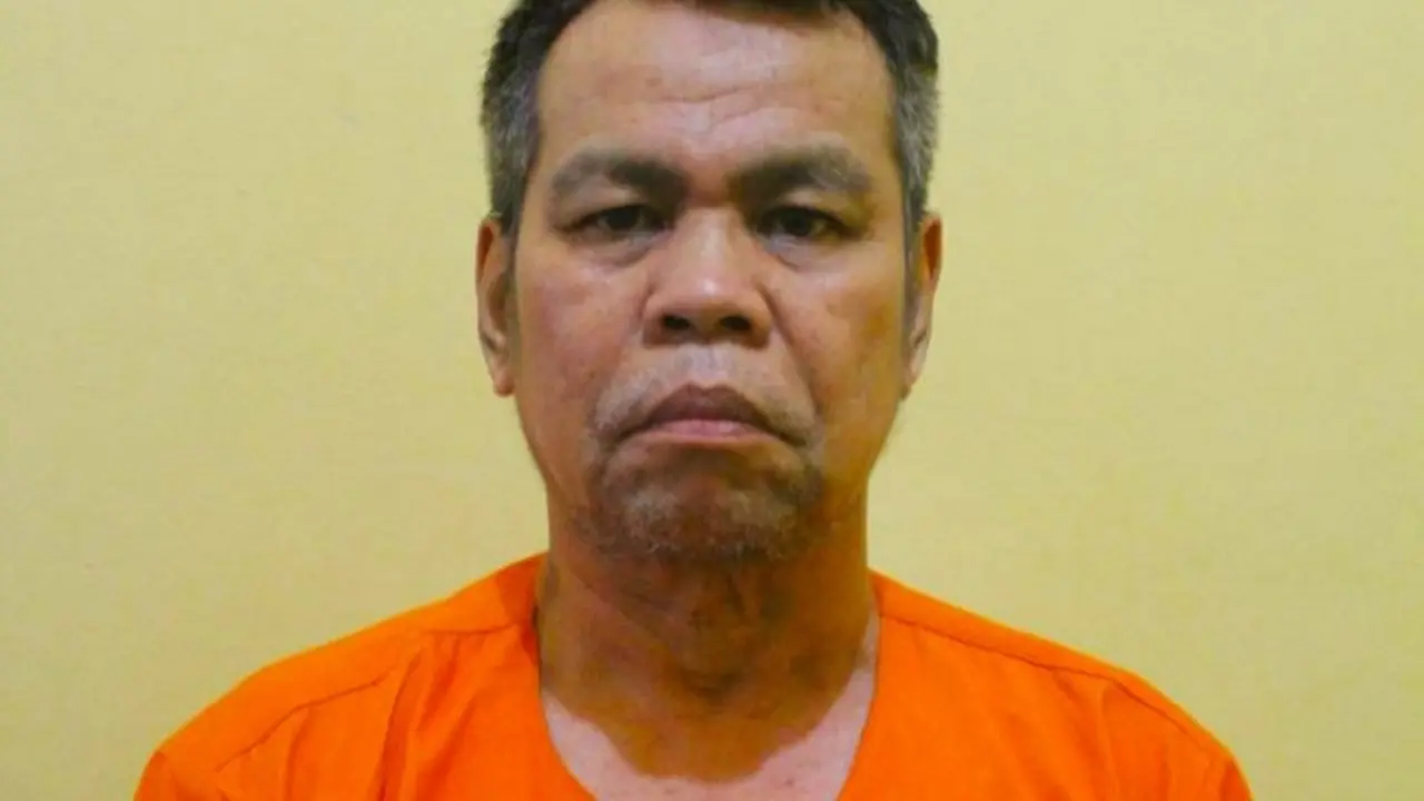 Wakil Bupati Bengkalis non aktif, Muhammad, memakai baju tahanan Polda Riau.