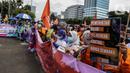 Sejumlah buruh perempuan memegang poster saat menggelar aksi di depan gedung DPR RI, Jakarta, Selasa (8/3/2022). Buruh perempuan yang tergabung dari beberapa serikat buruh menggelar aksi memperingati Hari Perempuan Internasional atau International Women's Day (IWD) 2022. (Liputan6.com/Johan Tallo)