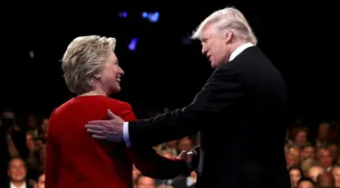 Calon presiden AS dari Partai Republik, Donald Trump menjabat tangan rivalnya dari Partai Demokrat, Hillary Clinton jelang dimulainya acara debat capres pertama di Hofstra University, New York, Senin (26/9) waktu setempat. (REUTERS/Joe Raedle/Pool)