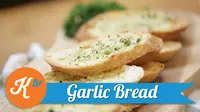 Menu hidangan asal Italia ini begitu renyah dan nikmat. Yuk kita intip cara membuat menu garlic bread di rumah. (Foto: Kokiku Tv)