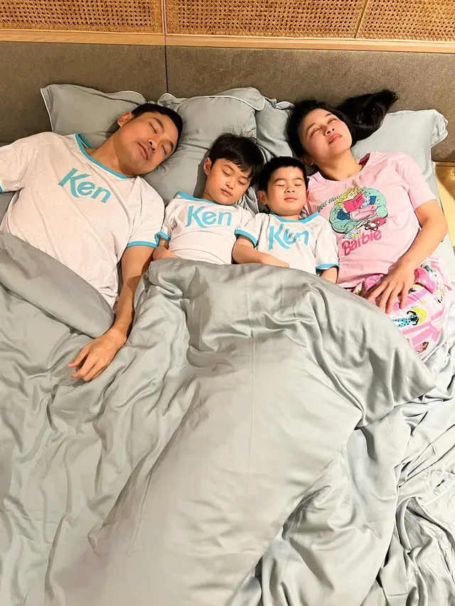 Sandra Dewi dan keluarga di tempat tidur (Instagram/sandradewi88)