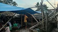 Warga RT01/02 Kampung Senen, Desa Nyalindung, Kecamatan Cugenang, Cianjur mendirikan tenda swadaya setelah gempa magnitudo 5,6 mengguncang wilayah tersebut. (Liputan6.com/Achmad Sudarno)