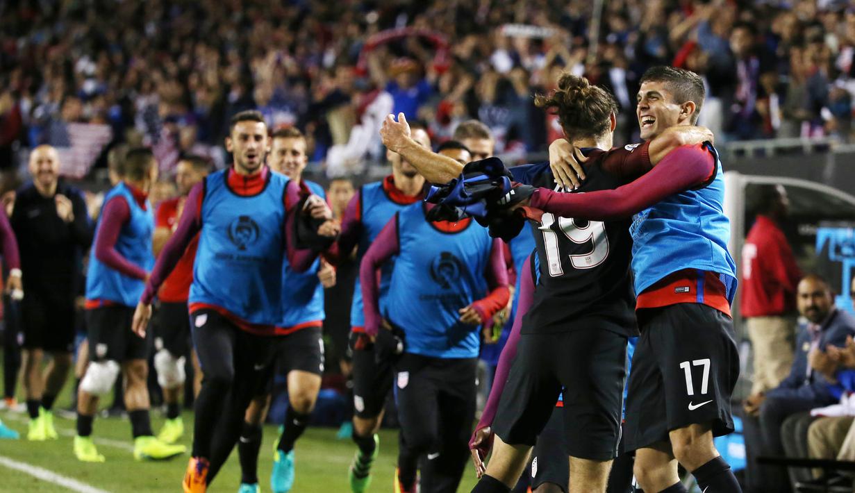 Para pemain AS, merayakan gol yang dicetak Graham Zusi (19) saat melawan Kosta Rika pada laga penyisihan Grup A Copa America Centenario 2016 di Chicago, Illinois, AS, (8/6/2016) WIB. (AFP/Tasos Katopodis)