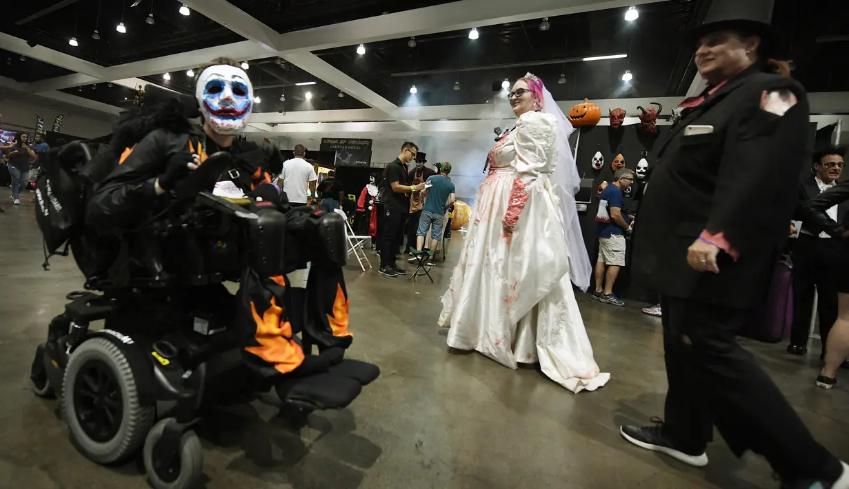 Sejumlah orang mengenakan kostum saat menghadiri ScareLA 'Monsters Come Together' di Los Angeles, California (6/8). Acara ini menjadi ajang pertemuan bagi para penggemar film horor. (AFP Photo/Mark Ralston)