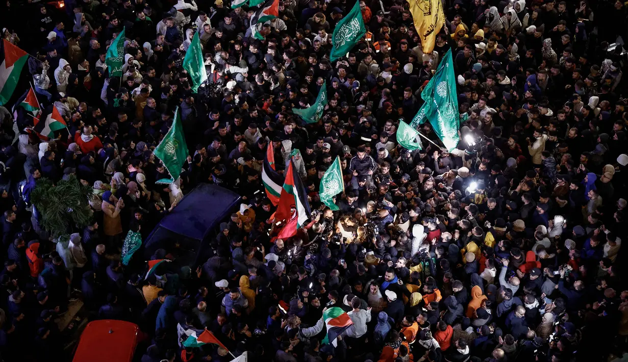 Ribuan orang berkumpul menyambut tibanya para tahanan Palestina. (Kenzo TRIBOUILLARD/AFP