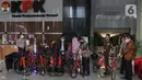 Petugas menyusun sepeda jenis Road Bike di lobby Gedung KPK, Jakarta, Jumat (19/3/2021). KPK menerima 13 unit sepeda dari pihak yang mewakili tersangka suap perizinan pengelolaan komoditas perairan tahun 2020, Syafri, Staf Khusus mantan Menteri KKP, Edhy Prabowo. (Liputan6.com/Helmi Fithriansyah)