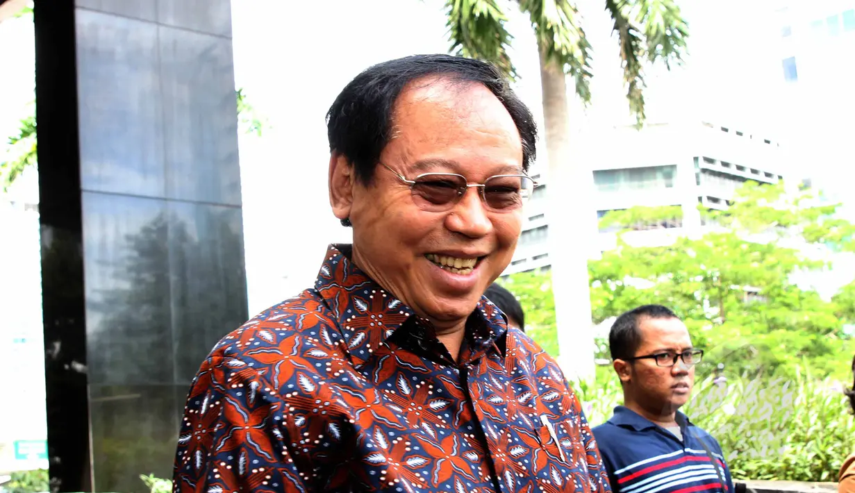 Ketum Partai Persatuan Pembangunan (PPP) versi Muktamar Jakarta, Djan Faridz menyambangi gedung KPK, Jakarta, Senin (27/4/2015). Djan mengaku kedatangannya untuk menjenguk mantan Ketum PPP, Suryadharma Ali (SDA). (Liputan6.com/Helmi Afandi)