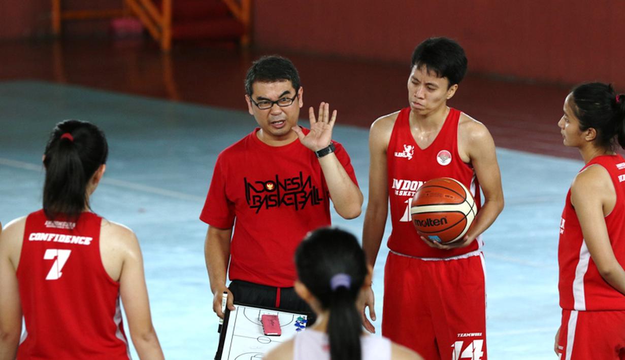 Kepala Pelatih Timnas Basket Putri, Bambang Asdianto, sedang memberikan arahan kepada pemainnya. (Bola.com/Arief Bagus)