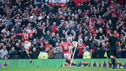 Gol dari Man United dicetak Bruno Fernandes. Sementara itu gol Arsenal dihasilkan Declan Rice. (AP Photo/Dave Thompson)