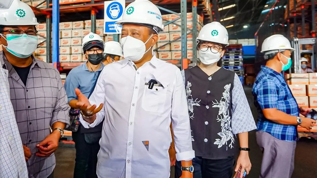 Wakil Wali Kota Surabaya Armuji mendatangi salah satu produsen minyak goreng di Jalan Tembaga Krembangan, Surabaya. (Dian Kurniawan/Liputan6.com)